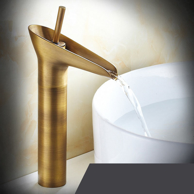 Antik Vandfaldsarmatur | Messing Finish | Luksuriøst Baddesign | Holdbart Materiale | Nem Installation | Klassisk Udseende | Perfekt til Badeværelsesvask | Elegant Vandstrøm | Høj Kvalitet