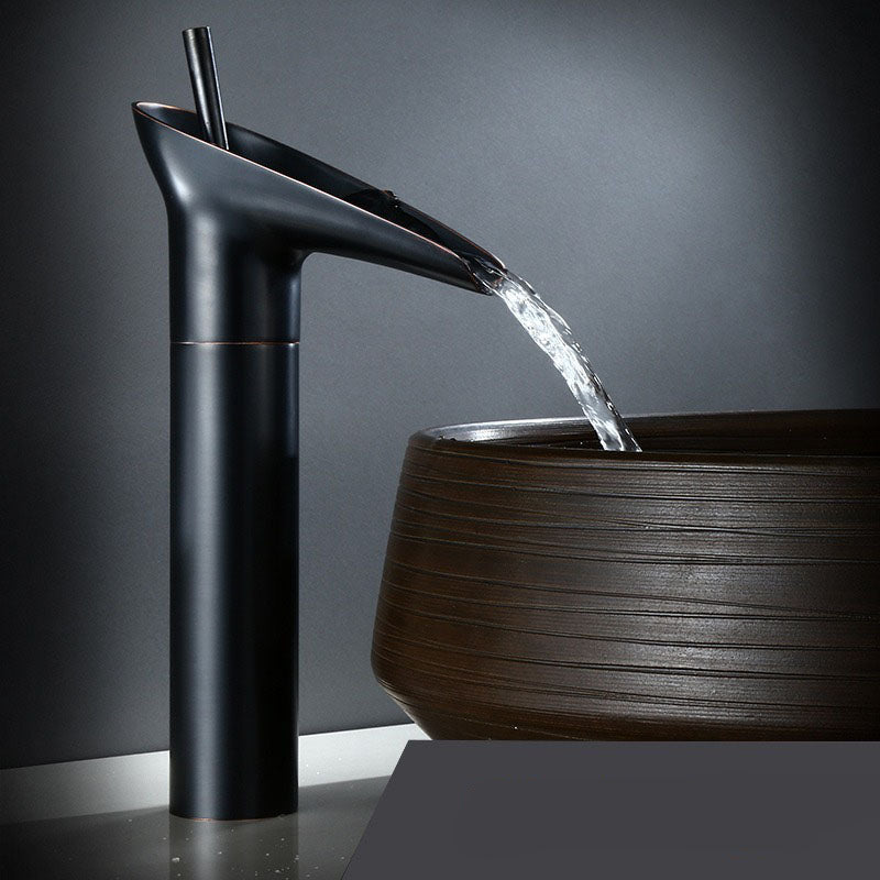 Antik Vandfaldsarmatur | Messing Finish | Luksuriøst Baddesign | Holdbart Materiale | Nem Installation | Klassisk Udseende | Perfekt til Badeværelsesvask | Elegant Vandstrøm | Høj Kvalitet
