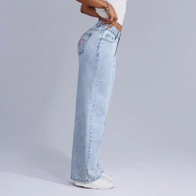 Lyserøde Damebukser med Brede Ben | Broderede Sløjfedetaljer på Baglommer | Komfortabelt, Afslappet Look | Premium Denim | Essentiel Elegance