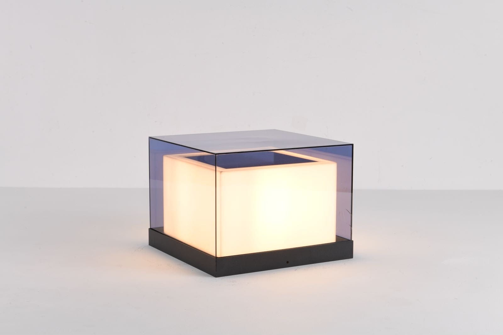 Utomhuslampa | Solcellsdriven | Box Beam Design | Energieffektiv belysning | Elegant modern look | Lämplig för trädgårdar och gångvägar | LED-lampa | Svart metall och plast | 15x15x20 cm