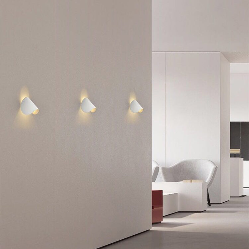Eveline LED-vägglampa | Geometrisk design | Inomhus- och utomhusbruk | Fyra färger: röd, vit, svart, blå | Slitstark metall | 5W effektivitet