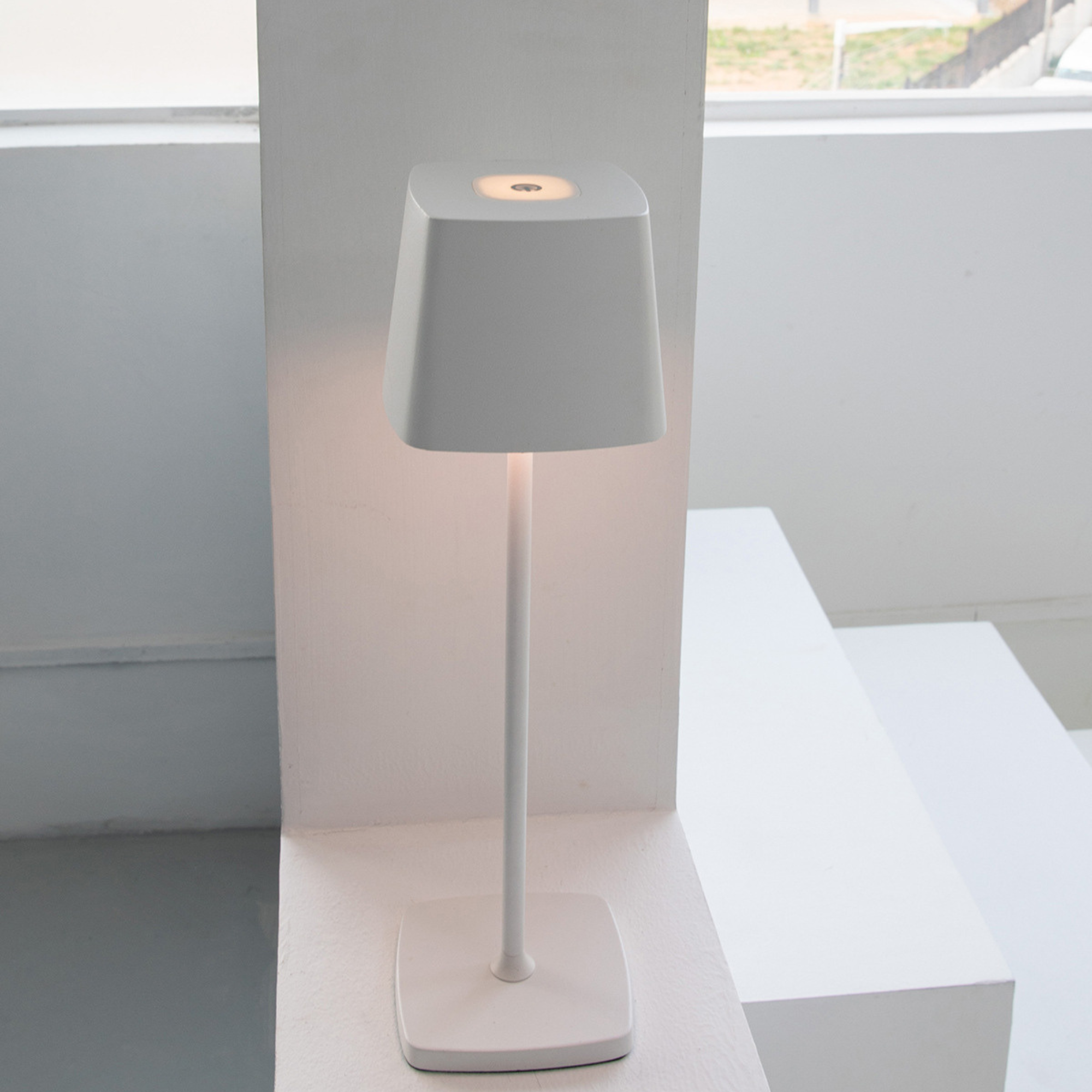 Design de lampe portable sans fil | Fonction étanche IP66 | Modes d'éclairage réglables | Ambiance dimmable | Design élégant en aluminium et