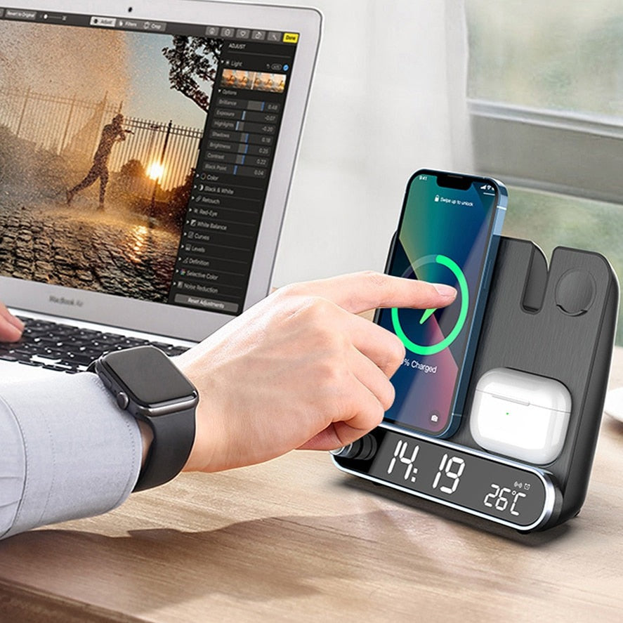 3-i-1 Trådløs Oplader | Vækkeur Funktion | Qi 15W Hurtigopladning | Kompatibel med iPhone 8-14, AirPods Pro, Apple Watch 2-7 | Kompakt Design til Natbord | USB-C Kabel medfølger | Overladningsbeskyttelse