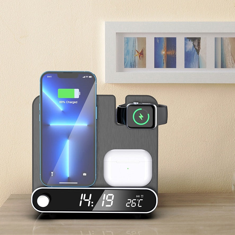 3-i-1 Trådløs Oplader | Vækkeur Funktion | Qi 15W Hurtigopladning | Kompatibel med iPhone 8-14, AirPods Pro, Apple Watch 2-7 | Kompakt Design til Natbord | USB-C Kabel medfølger | Overladningsbeskyttelse