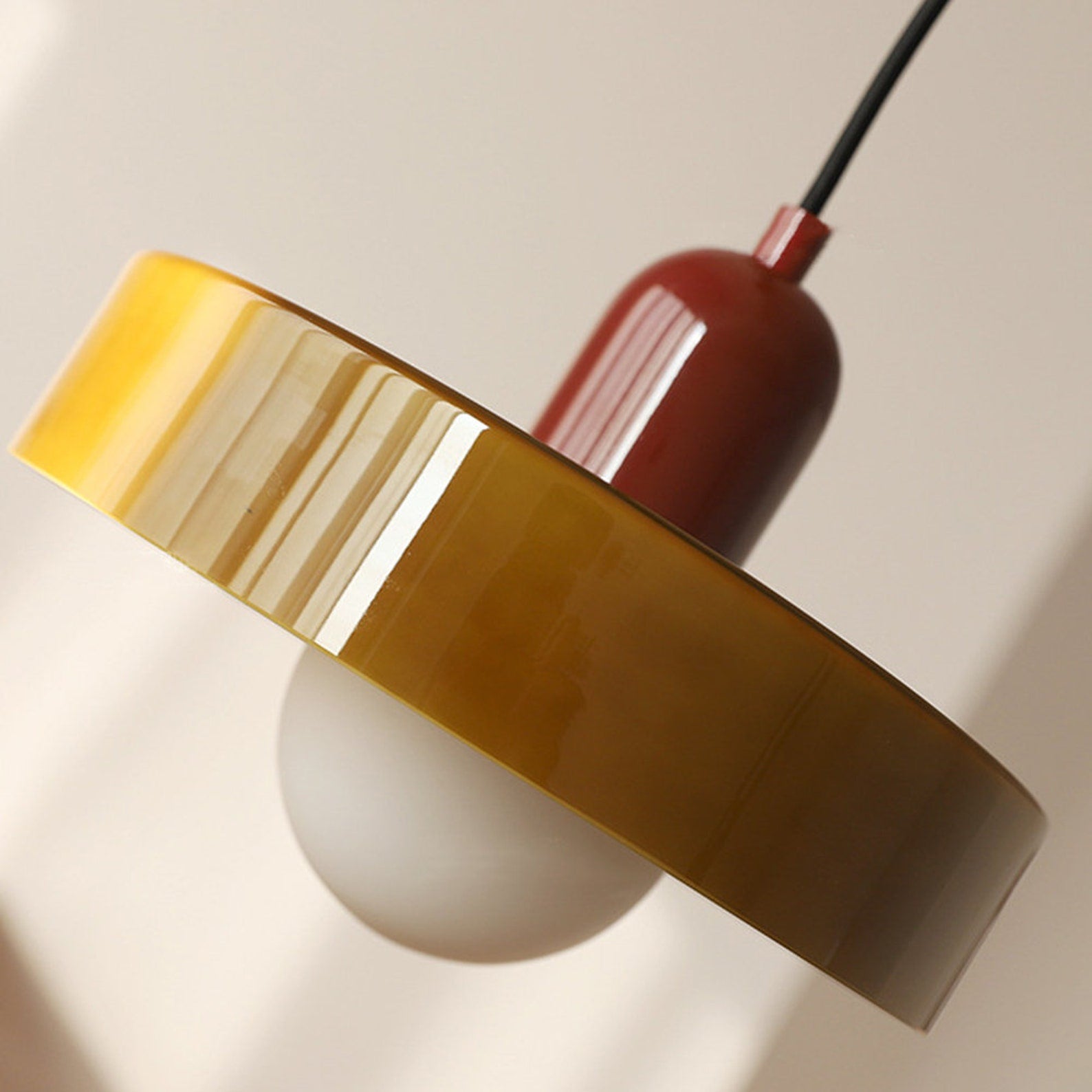 Bauhaus pendel | Farvet glas | Moderne design | Energibesparende lyskilde | Funktionel elegance | Ideel til stue og spisestue | Livlig touch | Elegant detaljeret belysning | Alsidig og stilfuld lampe