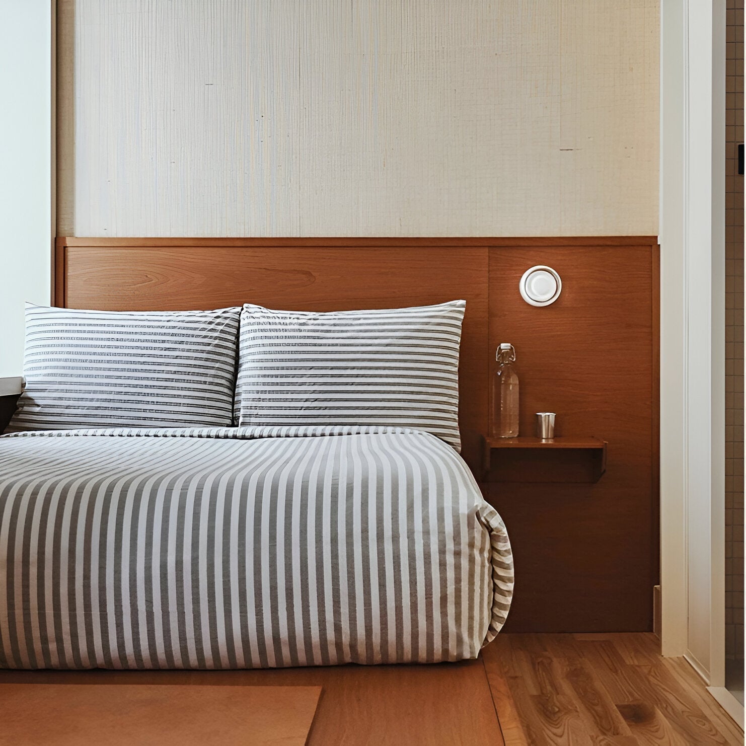 Nordisk Luminous Væglampe | Moderne Akryl Design | 3000K Varmt Hvidt LED Lys | Automatisk Sensor | Energibesparende 0,6W | Robust Aluminiumramme | Fås i Røggrå, Hvid, Amber | >50.000 Timer Brug