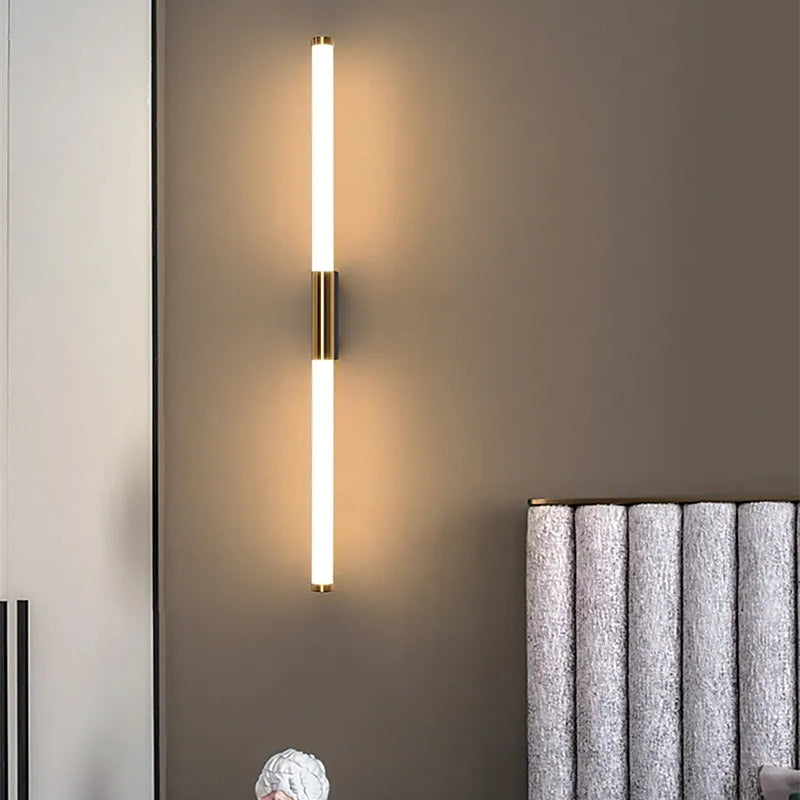 Leigh LED Wandleuchte | Weiß-Gold Metall | Modern Minimalistisches Design | Wohnzimmer & Badezimmer | Edelstahl & Acryl | 49-69 cm | LED 3000K/6000K