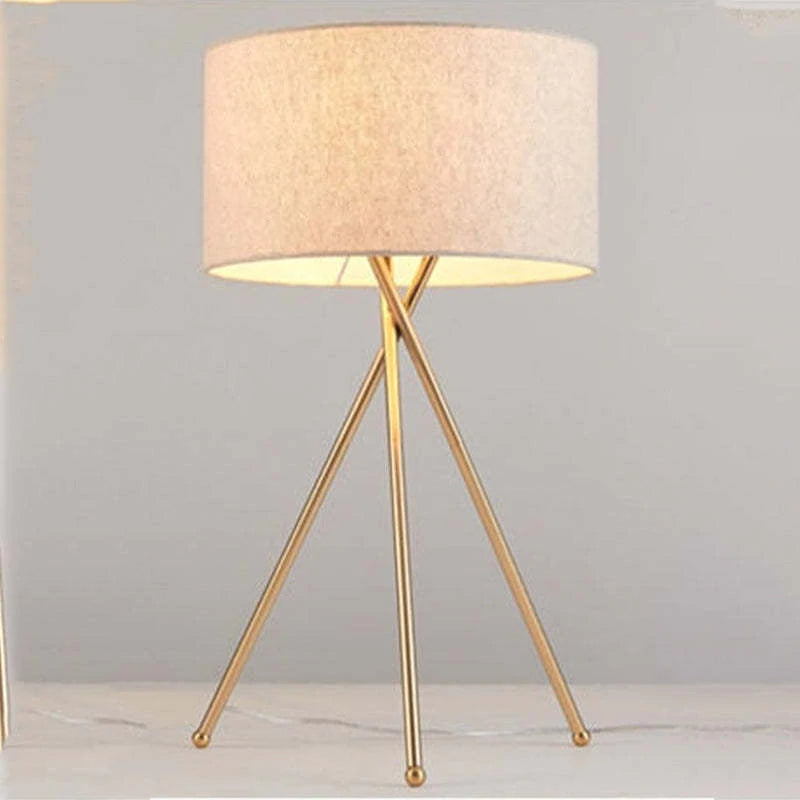 Noravenia | Modern golvlampa | Minimalistisk design | Stativfot | Stämningsfull belysning | Elegant finish | Enkel installationsprocess | Snygg för vardagsrum, sovrum och kontor | Robust kvalitet