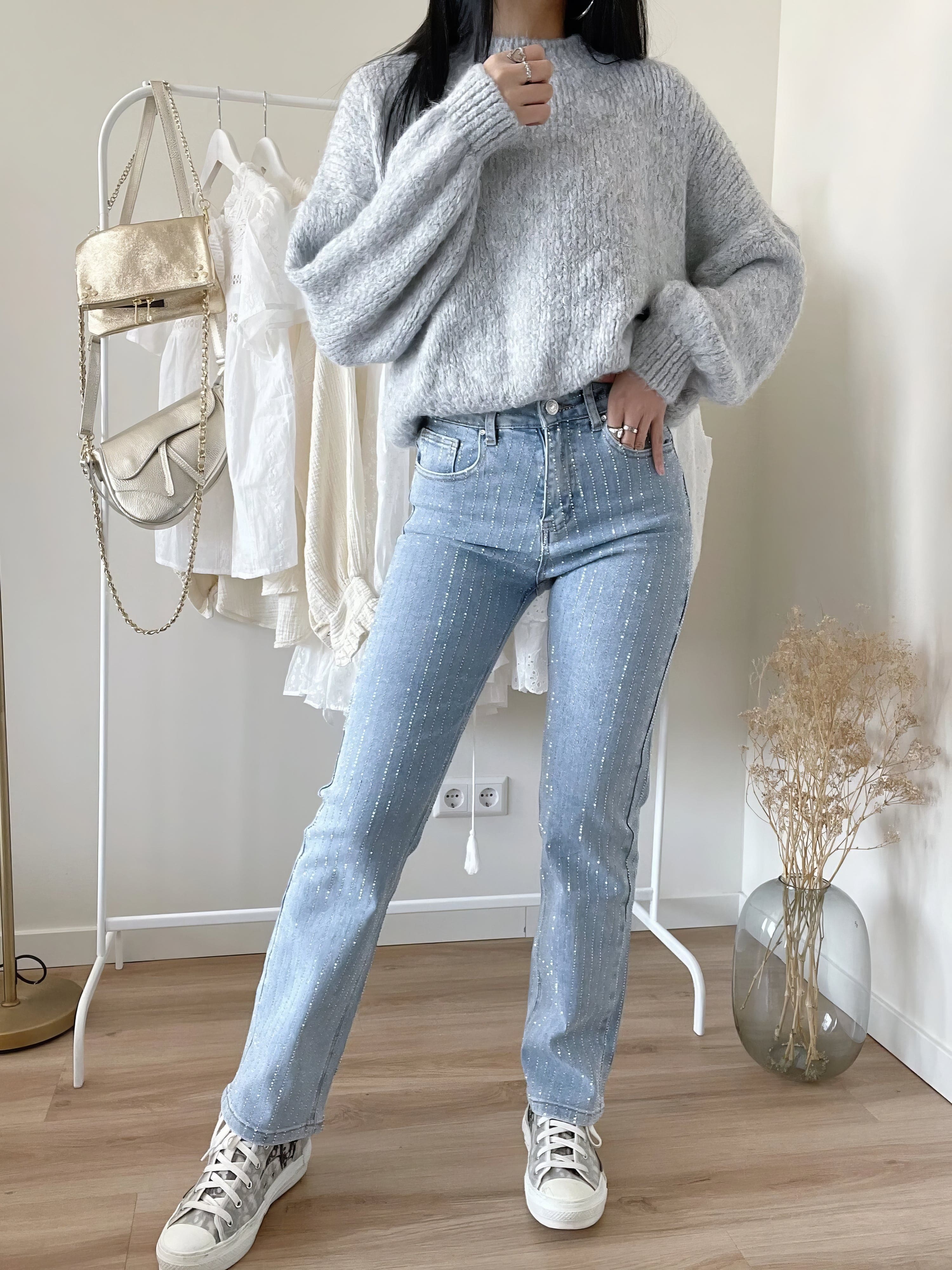 Sort Jeans med Glitrende Diamantdetaljer | Komfortabel Lige Pasform | Elegant og Chic Look | Hverdags- og Festtøj | Højkvalitets Denim