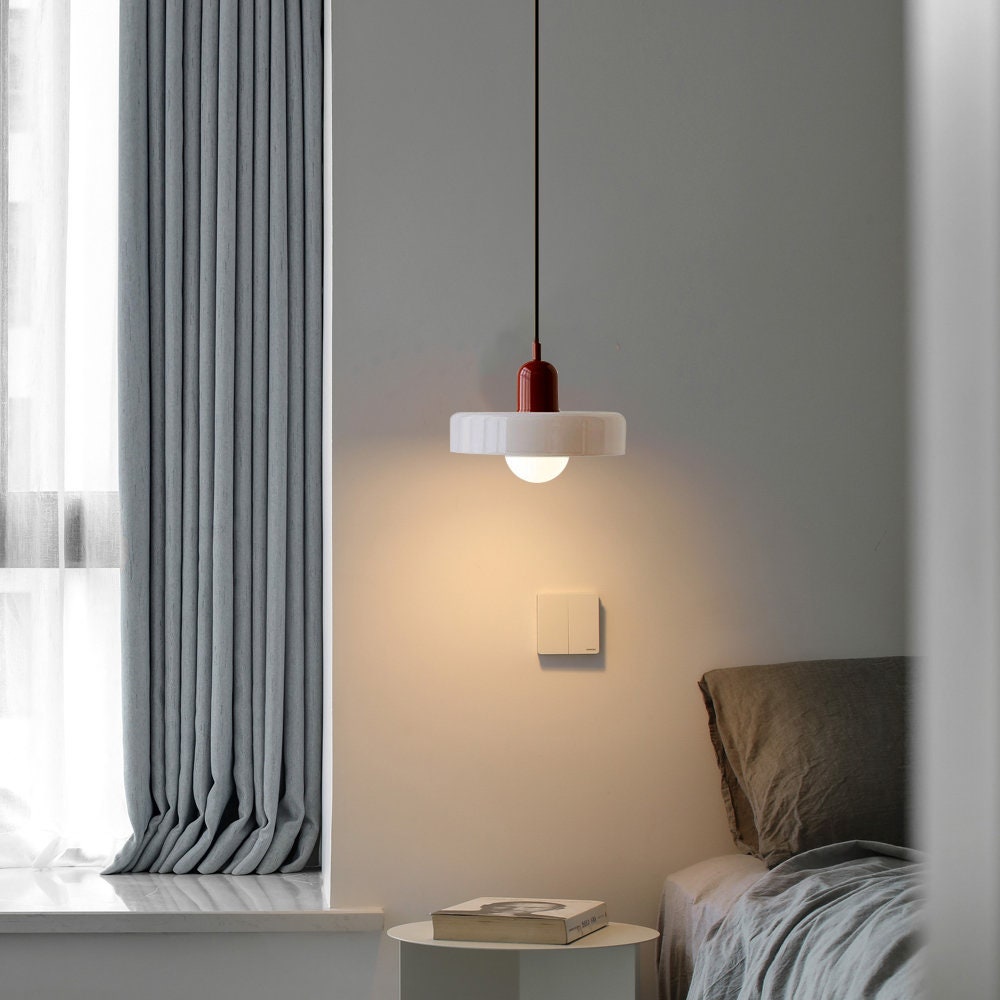 Bauhaus pendel | Farvet glas | Moderne design | Energibesparende lyskilde | Funktionel elegance | Ideel til stue og spisestue | Livlig touch | Elegant detaljeret belysning | Alsidig og stilfuld lampe