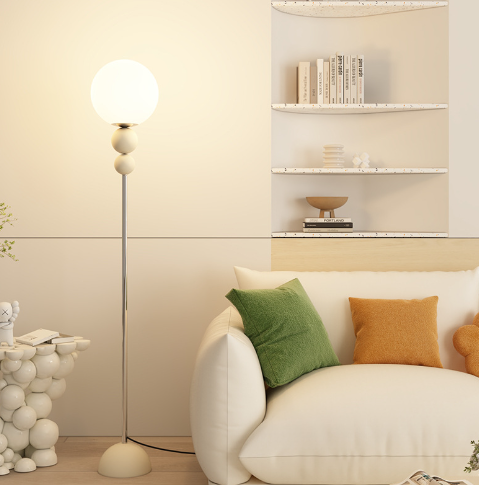 Clavel | Elegante stehende Leuchte | Modernes Design aus Metall und Glas | Verstellbarer Fußschalter | 5W LED-Kompatibilität | 59" hoch | Stilvolle