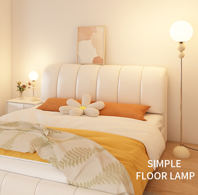 Clavel | Elegante stehende Leuchte | Modernes Design aus Metall und Glas | Verstellbarer Fußschalter | 5W LED-Kompatibilität | 59" hoch | Stilvolle