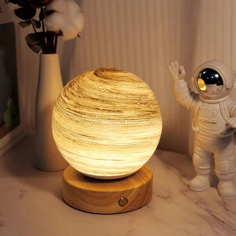 Lampe Lune 3D | Intensité Lumineuse Réglable | Alimenté par USB | Support en Bois Artistique | Choisissez la Couleur : Or, Bleu-Argent, Saphir,