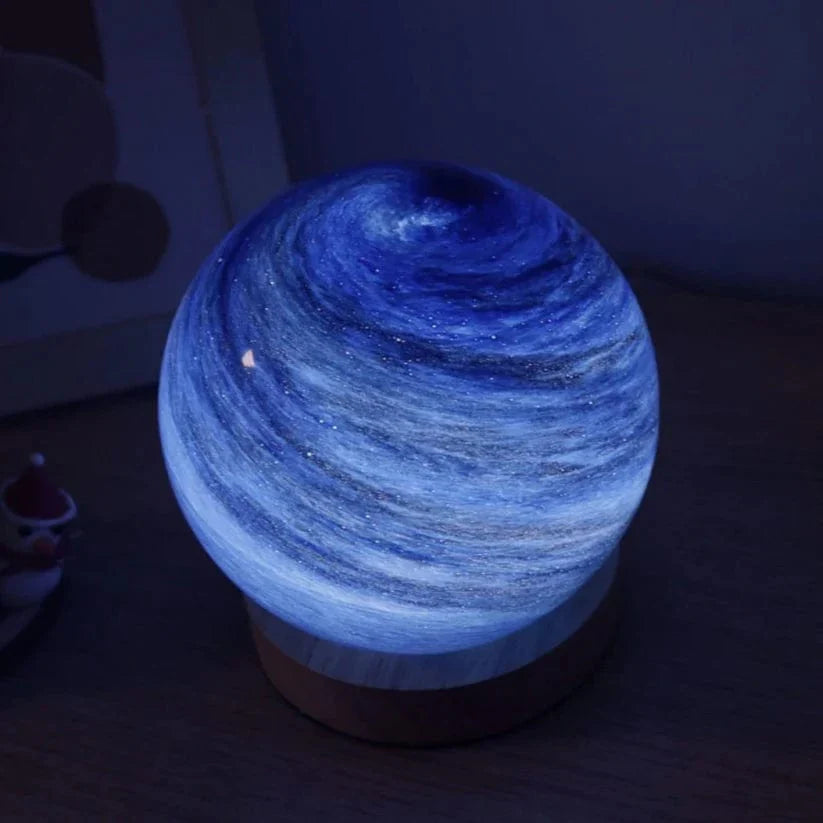 3D Mondlampe | Einstellbare Lichtintensität | USB-betrieben | Künstlerisches Holzgestell | Wählen Sie Farbe: Gold, Blau-Silber, Saphir, Smaragd