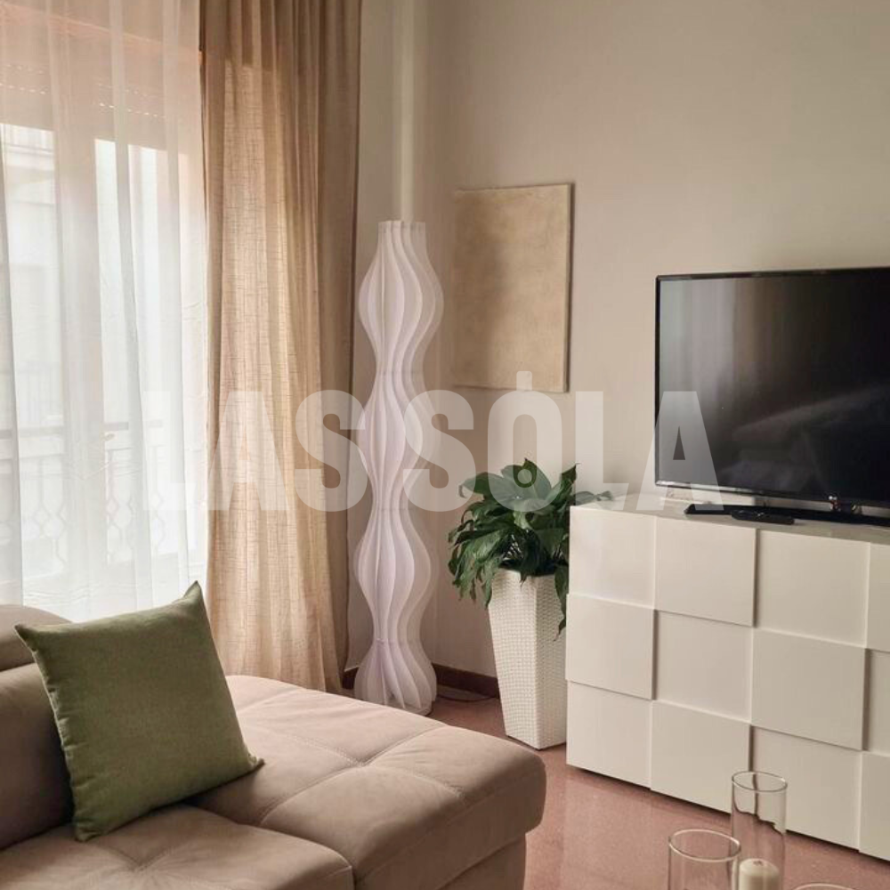 Zontravia | Moderne Stehlampe | Stilvolles Design | Atmosphärische Beleuchtung | Hohe Qualität | Einfache Installation | Zeitloser Look | Wohnzimmer