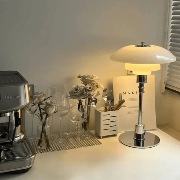 Designerlampe i jern og glas | Nordisk bordbelysning med LED | Moderne design | Dæmpbar lyskilde | E27 sokkel | Skandinavisk stil | Ideel til moderne indretning | Varm atmosfære | AC 90-260V