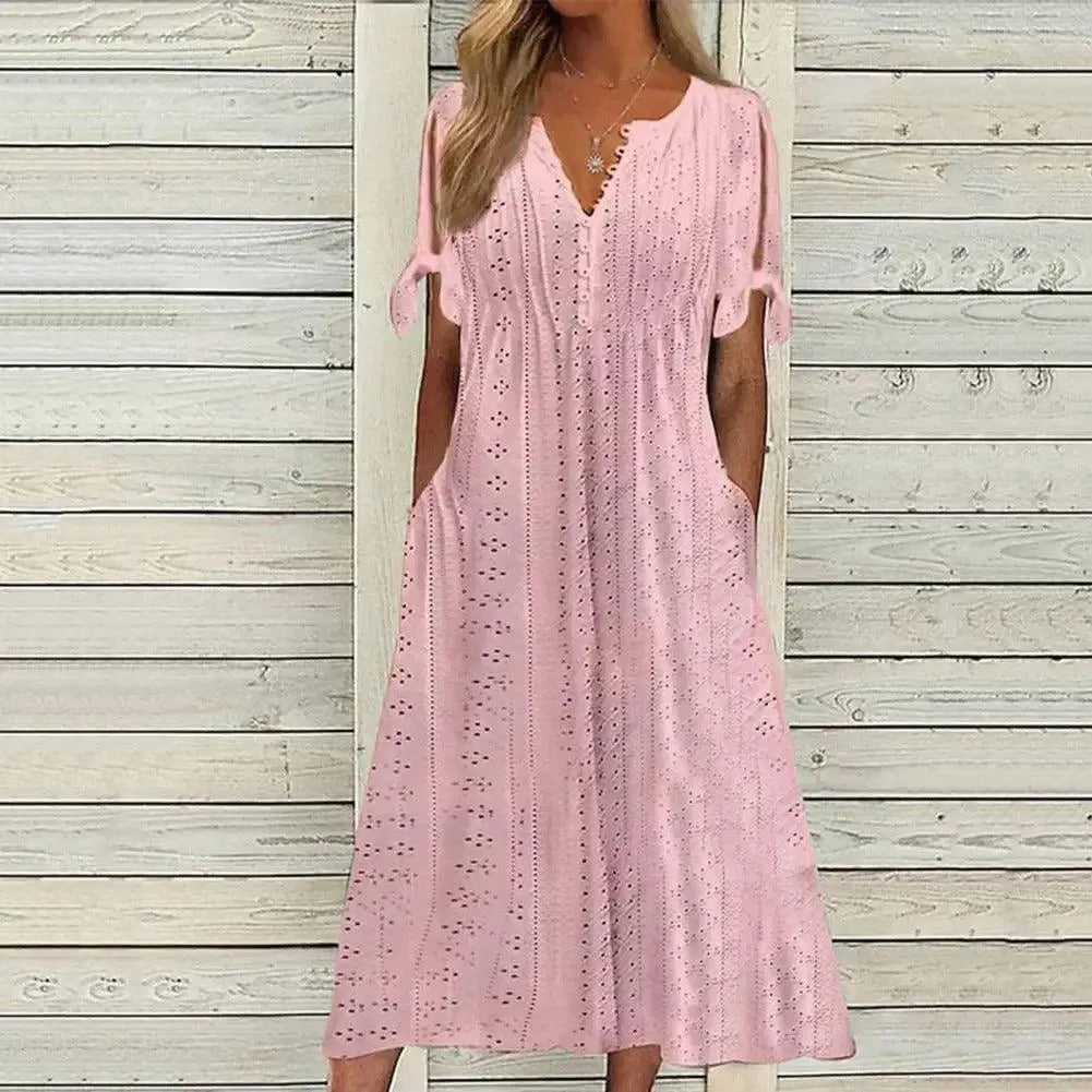 Luftig sommerkjole med cut-out mønster