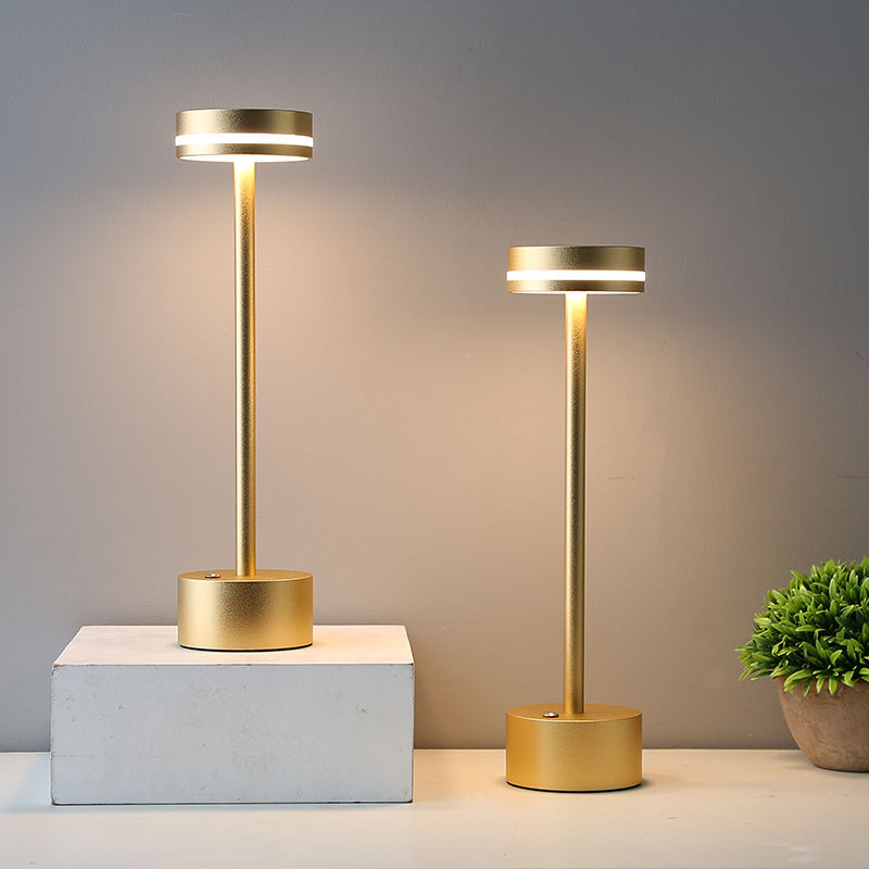 LuxeLight af Luminoir | Trådløs bordlampe i aluminium | Justerbar lysstyrke | Genopladeligt batteri | Elegant og funktionelt design | CE, CSA, FCC