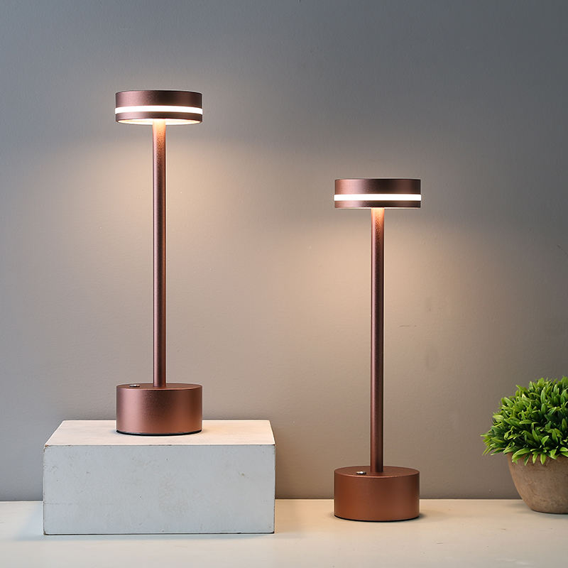 LuxeLight af Luminoir | Trådløs bordlampe i aluminium | Justerbar lysstyrke | Genopladeligt batteri | Elegant og funktionelt design | CE, CSA, FCC