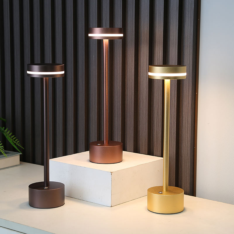 LuxeLight af Luminoir | Trådløs bordlampe i aluminium | Justerbar lysstyrke | Genopladeligt batteri | Elegant og funktionelt design | CE, CSA, FCC