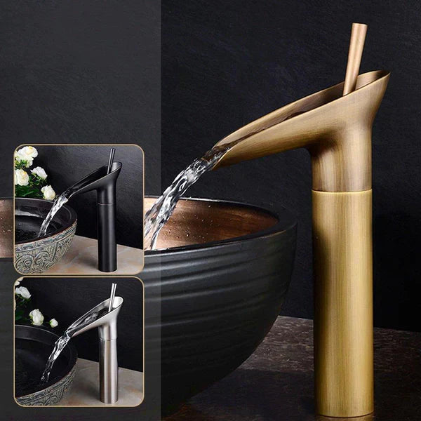 Antik Vandfaldsarmatur | Messing Finish | Luksuriøst Baddesign | Holdbart Materiale | Nem Installation | Klassisk Udseende | Perfekt til Badeværelsesvask | Elegant Vandstrøm | Høj Kvalitet