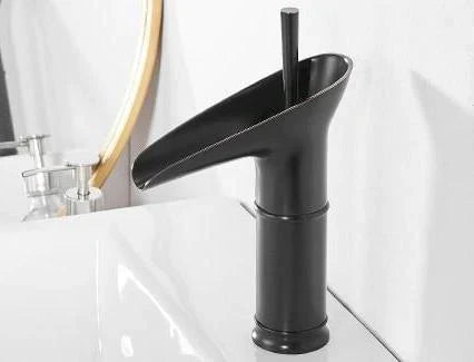 Antik Vandfaldsarmatur | Messing Finish | Luksuriøst Baddesign | Holdbart Materiale | Nem Installation | Klassisk Udseende | Perfekt til Badeværelsesvask | Elegant Vandstrøm | Høj Kvalitet