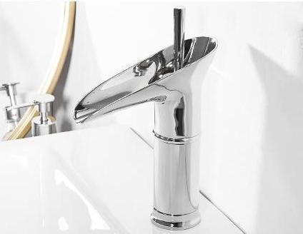 Antik Vandfaldsarmatur | Messing Finish | Luksuriøst Baddesign | Holdbart Materiale | Nem Installation | Klassisk Udseende | Perfekt til Badeværelsesvask | Elegant Vandstrøm | Høj Kvalitet