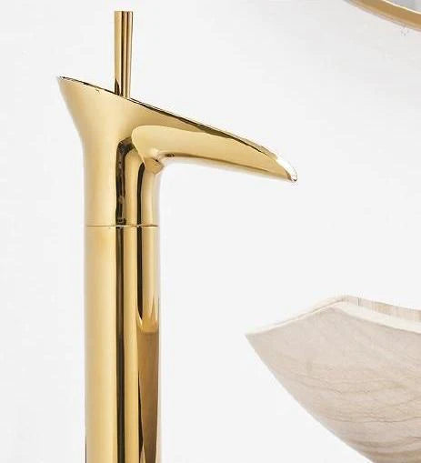 Antik Vandfaldsarmatur | Messing Finish | Luksuriøst Baddesign | Holdbart Materiale | Nem Installation | Klassisk Udseende | Perfekt til Badeværelsesvask | Elegant Vandstrøm | Høj Kvalitet