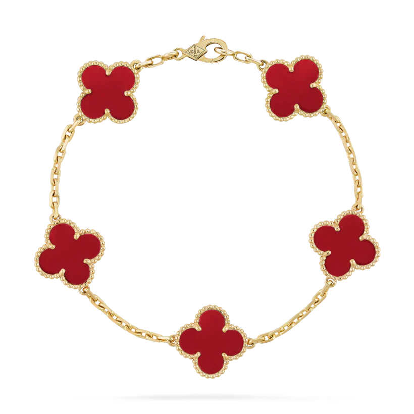 Marrakech Inspireret Armbånd | Dybrøde Kløvervedhæng & Delikat Guldkæde | Elegant Udsmykning med Eksotisk Charm