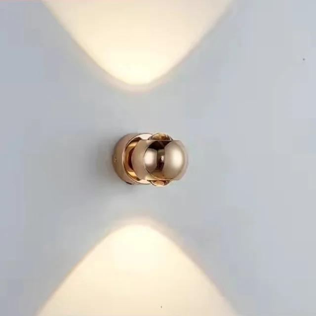 FlexiGlow LED-lampe | 180° justerbar drejearm | Moderne design | Metal af høj kvalitet | 8W | Neutral hvid 4000K | Længde 25 cm | Indendørs belysning | Perfekt til stue eller gang | Brændetid 30.000 timer