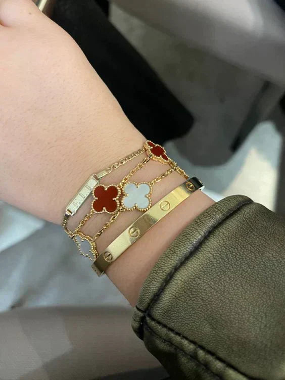 Marrakech Inspireret Armbånd | Dybrøde Kløvervedhæng & Delikat Guldkæde | Elegant Udsmykning med Eksotisk Charm