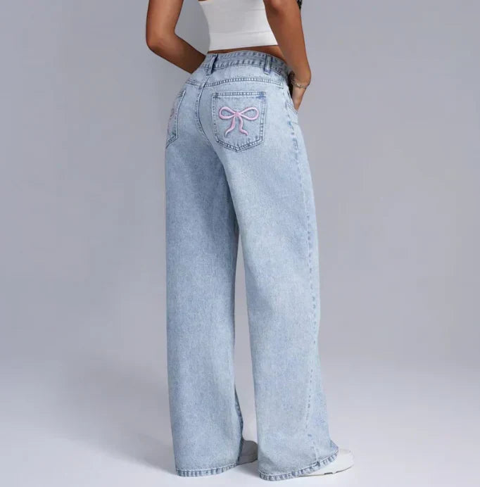 Lyserøde Damebukser med Brede Ben | Broderede Sløjfedetaljer på Baglommer | Komfortabelt, Afslappet Look | Premium Denim | Essentiel Elegance