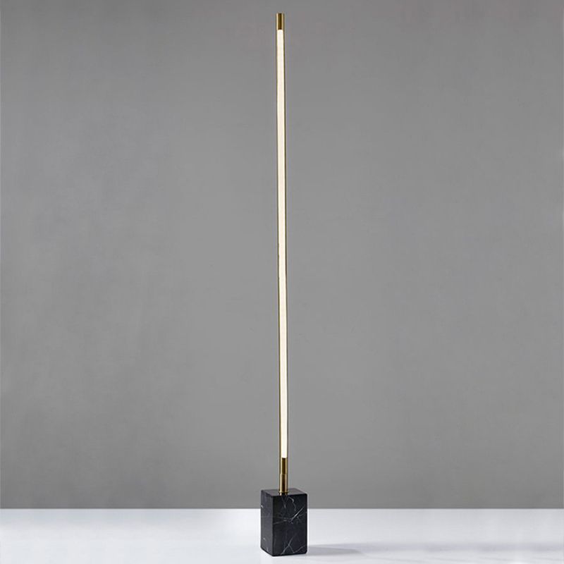 Sollena | Minimalistisk Gulvlampe | Moderne Design | Slanke Linjer | Stabilt og Dekorativt | Høj Kvalitet | Effektiv Belysning | Passer til Stue, Soveværelse, Kontor | Tidløs og Stilfuld | Nem Installation