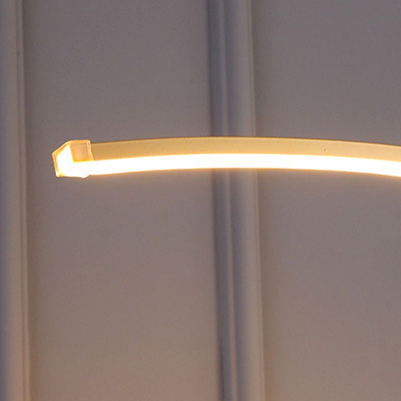 Raventina | Moderne gulvlampe med integreret bordplade | Stilfuldt design | Effektiv belysning | Holdbar konstruktion | Ideel til opholdsrum & soveværelse