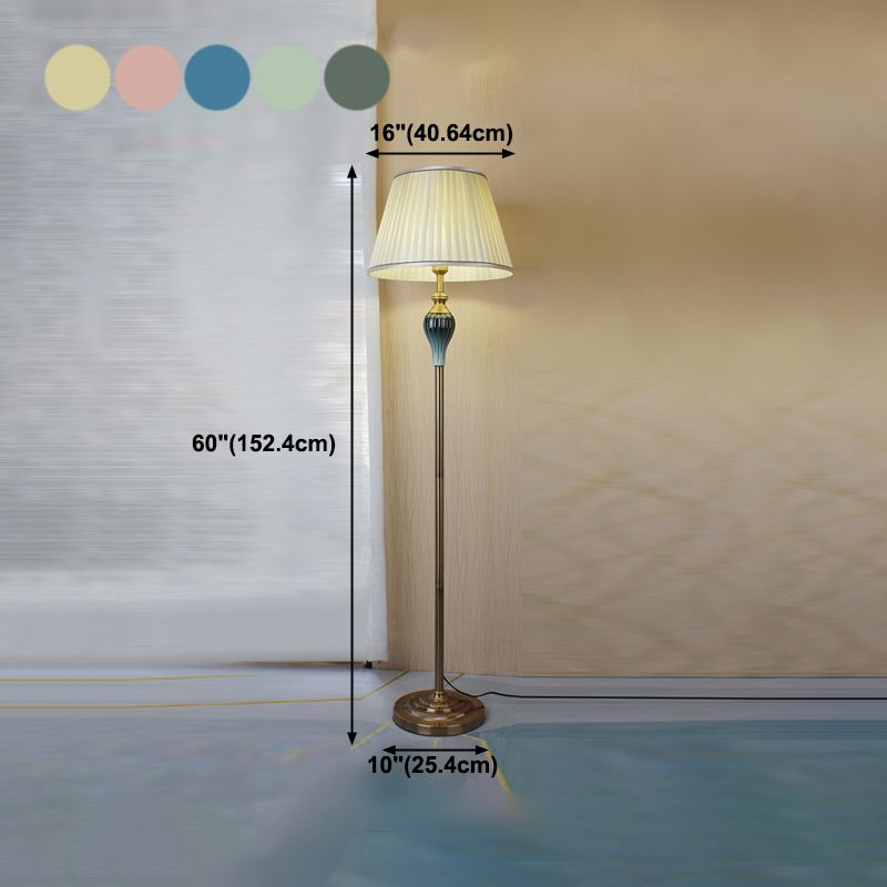 Ziventa gulvlampe | Elegant atmosfære | Slankt design | Høj kvalitet | Stabil base | Moderne og klassisk indretning | Funktionel belysning | Tidløst design | Perfekt til stue, soveværelse eller kontor