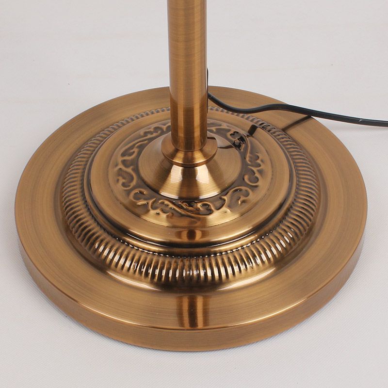 Ziventa gulvlampe | Elegant atmosfære | Slankt design | Høj kvalitet | Stabil base | Moderne og klassisk indretning | Funktionel belysning | Tidløst design | Perfekt til stue, soveværelse eller kontor