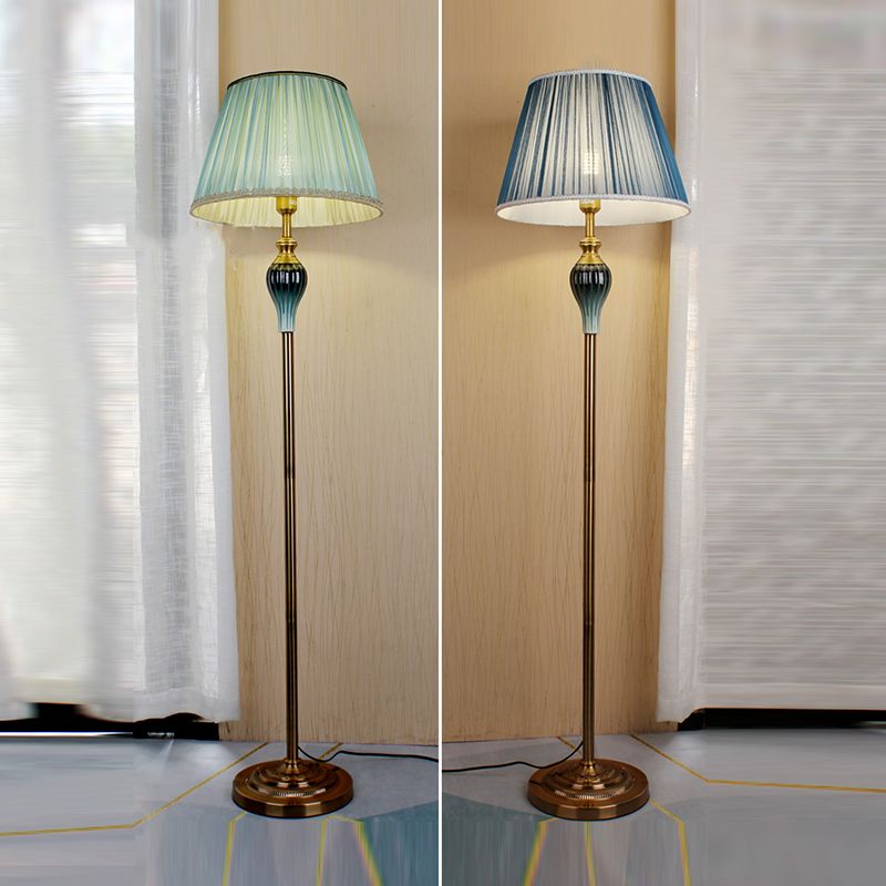 Ziventa gulvlampe | Elegant atmosfære | Slankt design | Høj kvalitet | Stabil base | Moderne og klassisk indretning | Funktionel belysning | Tidløst design | Perfekt til stue, soveværelse eller kontor