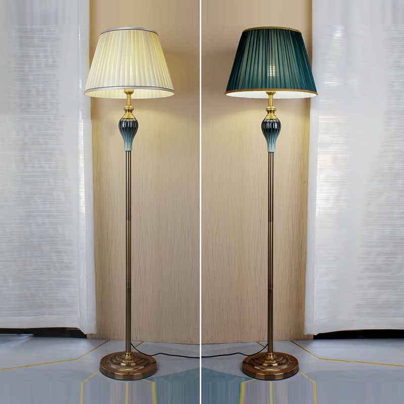 Ziventa gulvlampe | Elegant atmosfære | Slankt design | Høj kvalitet | Stabil base | Moderne og klassisk indretning | Funktionel belysning | Tidløst design | Perfekt til stue, soveværelse eller kontor