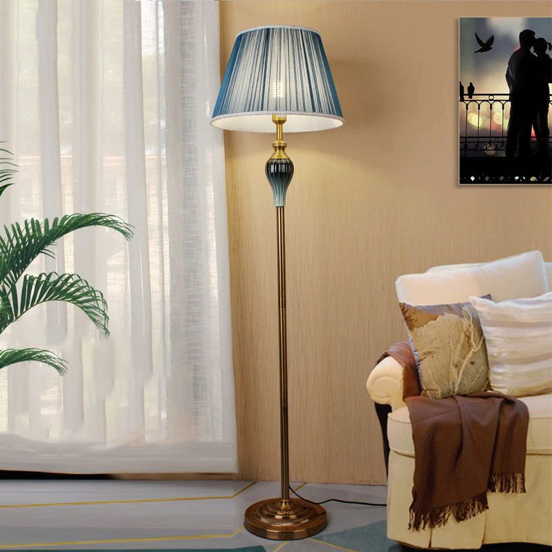 Ziventa gulvlampe | Elegant atmosfære | Slankt design | Høj kvalitet | Stabil base | Moderne og klassisk indretning | Funktionel belysning | Tidløst design | Perfekt til stue, soveværelse eller kontor