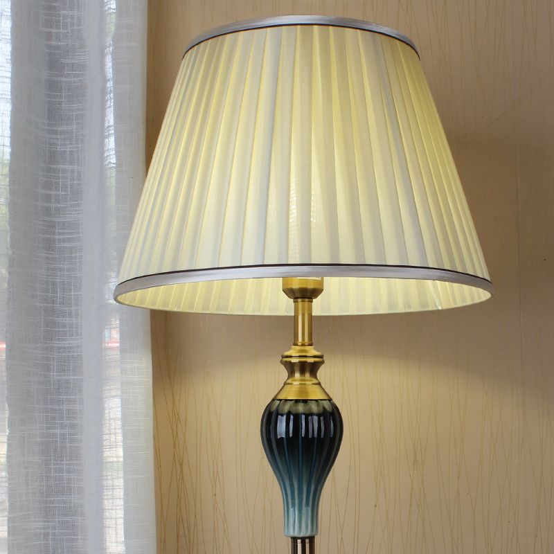 Ziventa gulvlampe | Elegant atmosfære | Slankt design | Høj kvalitet | Stabil base | Moderne og klassisk indretning | Funktionel belysning | Tidløst design | Perfekt til stue, soveværelse eller kontor
