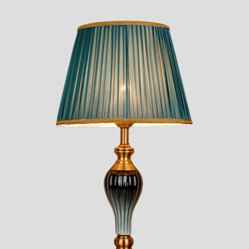 Ziventa gulvlampe | Elegant atmosfære | Slankt design | Høj kvalitet | Stabil base | Moderne og klassisk indretning | Funktionel belysning | Tidløst design | Perfekt til stue, soveværelse eller kontor
