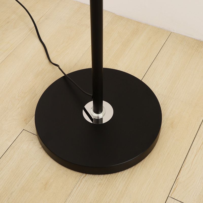 Calvianne | Moderne gulvlampe | Stilfuldt design | Robust konstruktion | Kvalitetsmaterialer | Fremragende belysning | Minimalistisk indretning | Ideel til stue, soveværelse, kontor
