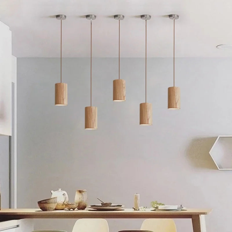 NordicGlow | Hængelampe af Skandinavisk Træ | Minimalistisk Design | Varme Trætoner | Bæredygtig Kvalitet | Loftsbelysning til Modern Interiør | Ideel til Stue og Kontor | D16cm x H8cm | 90-260V
