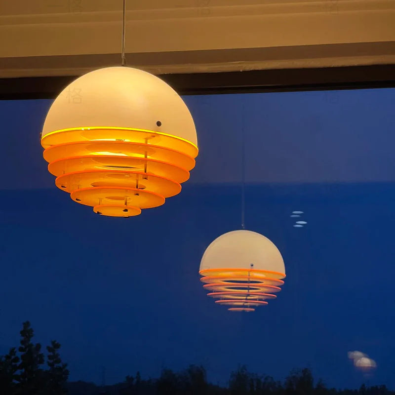Hrafen Loftlampe | Glas Pendel | Unik Dome Design | Orange og Hvid | Elegant Atmosfære | E27 Fatning | Moderne Belysning | Akryl og Metal | 110-240V | Til Stue, Kontor, Café | IP20