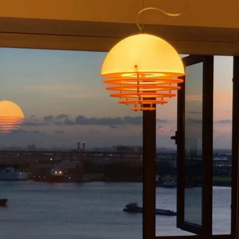 Hrafen Loftlampe | Glas Pendel | Unik Dome Design | Orange og Hvid | Elegant Atmosfære | E27 Fatning | Moderne Belysning | Akryl og Metal | 110-240V | Til Stue, Kontor, Café | IP20
