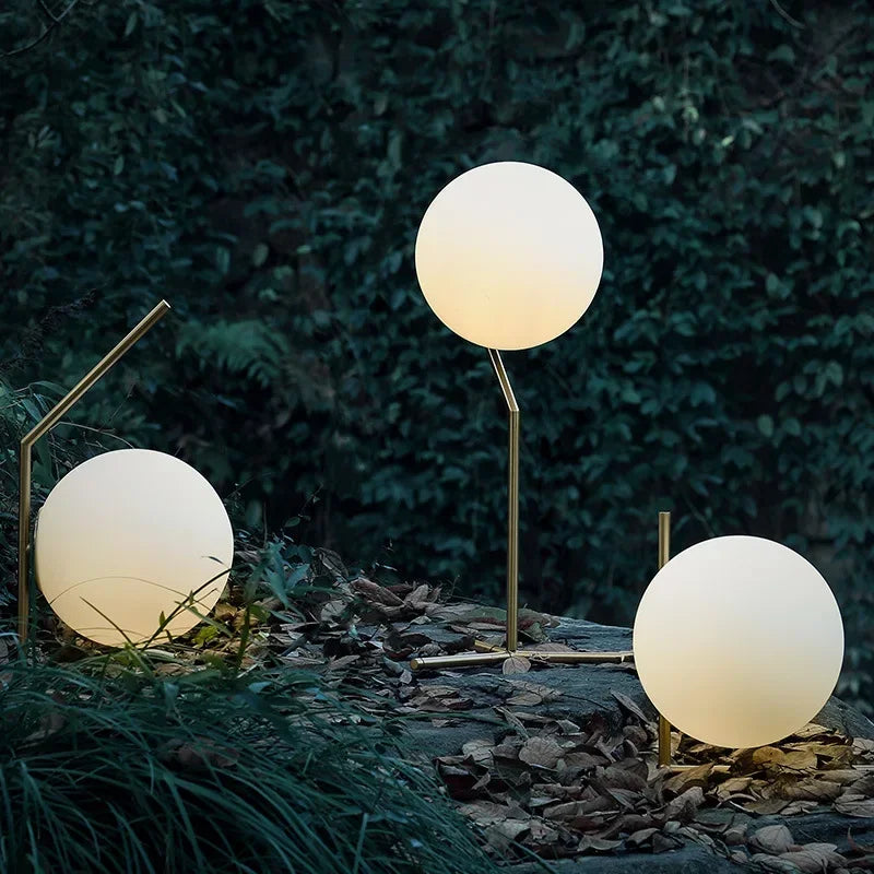 LuxeGlim | Raffineret Glasbordlampe | Moderne design | Høj Kvalitet | 25x40 cm | 6-10W | Stilfuld Belyst Dekoration | Elegant metalfinish | Perfekt Til Stue Og Soveværelse