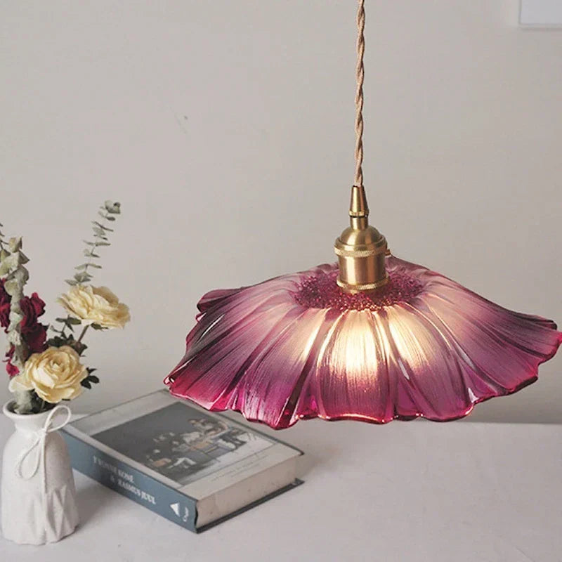LuminousFlower | Blomsterformet Loftbelysning | Glassten Materiale | 220V | Elegant Design | Naturlig Skønhed | Varmt Lys | Hjemdekor | Indendørs Lampe | Fortryllende Atmosfære | Moderne Indretning