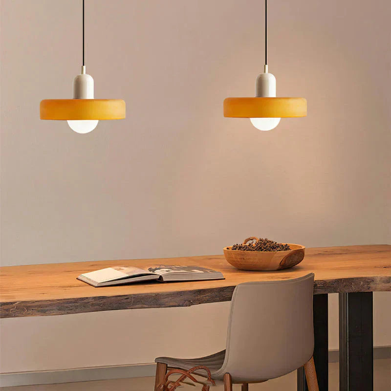 Skandinavisk Design | Håndlavet Glaspendel | Moderne Hængelampe | Justerbar Højde | Elegant Hvid, Orange eller Grøn Finish | Velegnet til Spise- og Dagligstuer