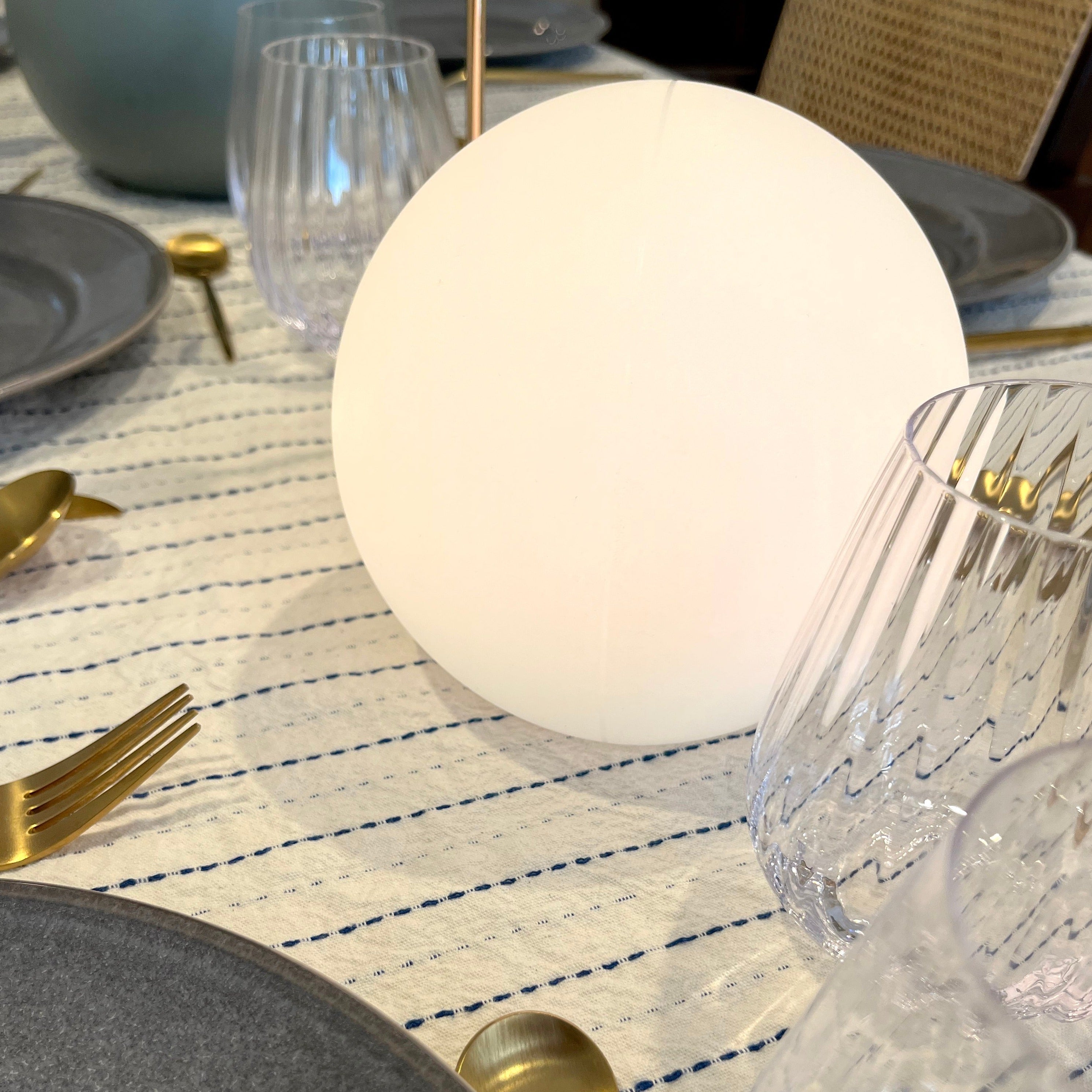 LumiGlow LED Lampe | Trådløs & Genopladelig | 16 Farver | Vandtæt PVC | Op til 10 Timer Brugstid | USB Opladning | Indendørs & Udendørs Brug