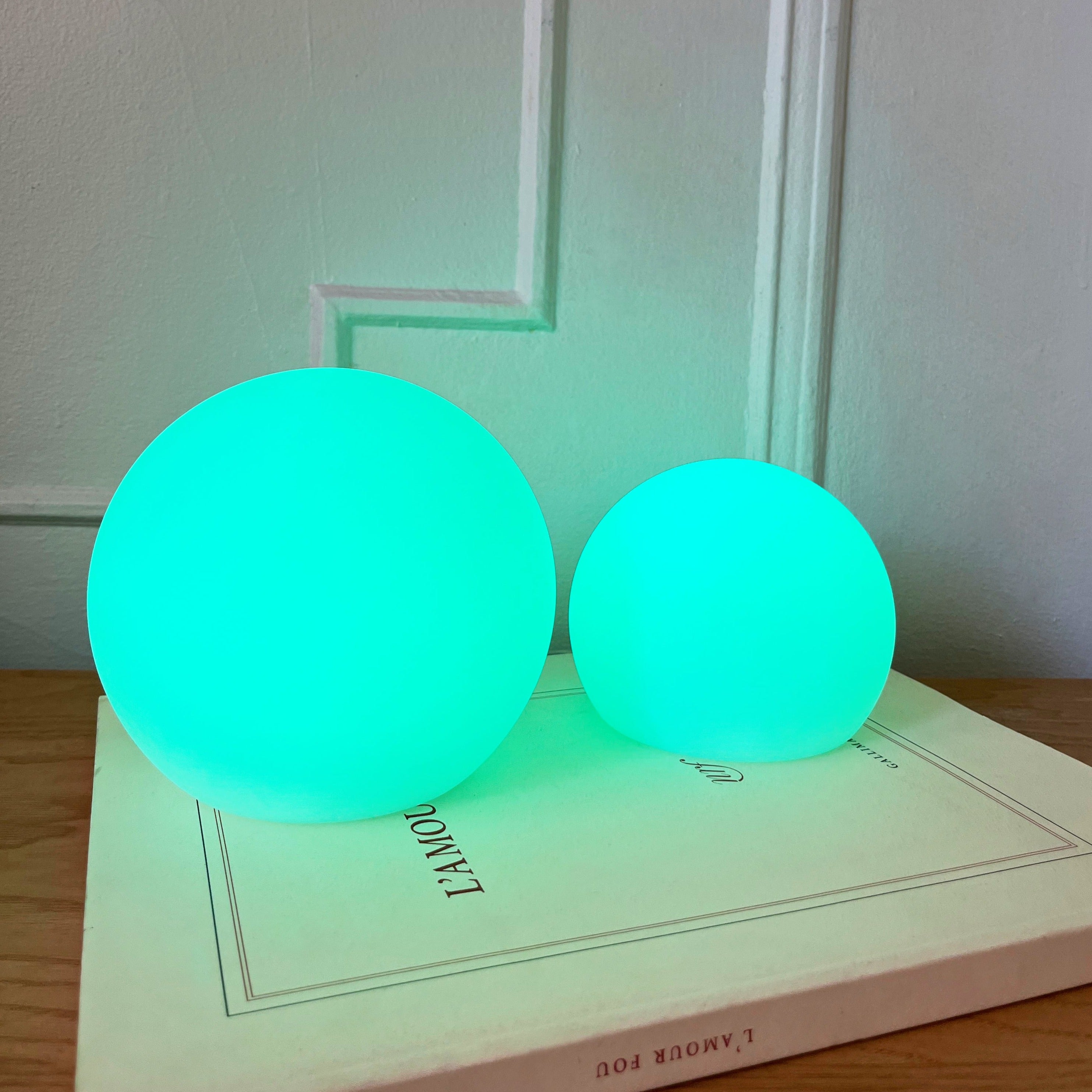 LumiGlow LED Lampe | Trådløs & Genopladelig | 16 Farver | Vandtæt PVC | Op til 10 Timer Brugstid | USB Opladning | Indendørs & Udendørs Brug